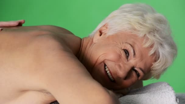 Senior donna heaving massaggio a spa salone — Video Stock