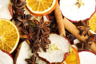 portakal dilimleri, elma dilimleri, tarçın ve anasonu.