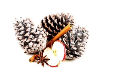 tarçın ve spple dilim ile ağaç üç külah.
