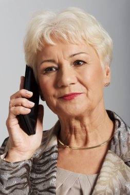 yaşlı bir kadın ile hareket eden telefon.