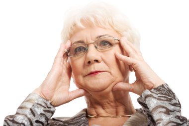 yaşlı bir kadın yüzü, tapınaklar dokunmadan.