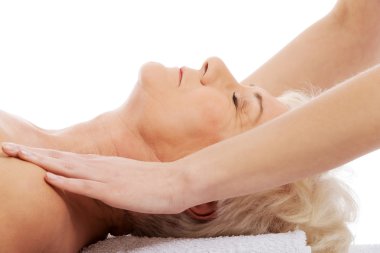 yaşlı bir kadın masaj yapıyor. Spa Konsept.