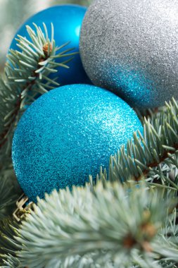 bir ağaç üzerinde teslim Noel topları.