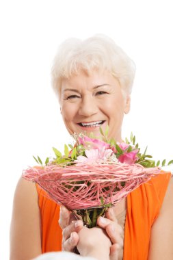 bir buket çiçek ile yaşlı kadın.