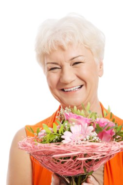 bir buket çiçek ile yaşlı kadın.