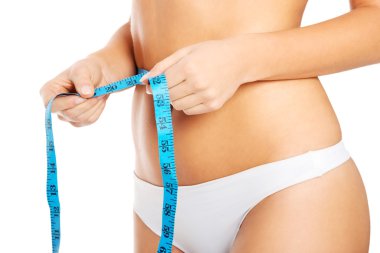 kadın beyaz külot ve bel üzerinde ölçüm bandı.