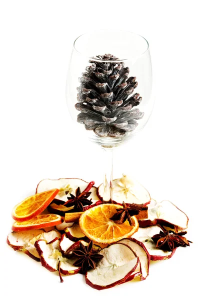 Slices of orange,apple with star anise and cone in a glass. — Stock Photo, Image