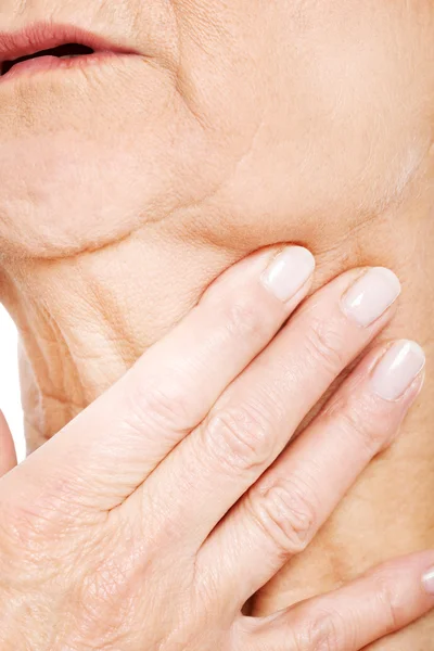 Close-up op oudere vrouw hand met nek. — Stockfoto