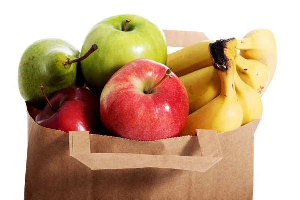 Frutas en una bolsa de papel . — Foto de Stock