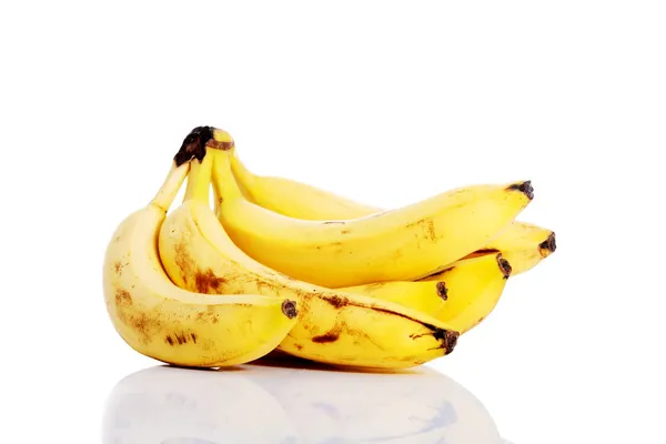 Banane gialle sdraiate sul bianco . — Foto Stock