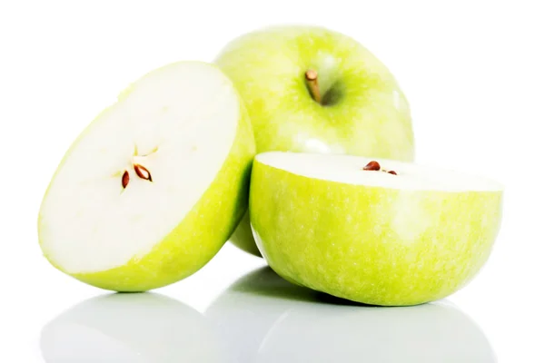Zelená jablka rozdělena na dvě poloviny. — Stock fotografie