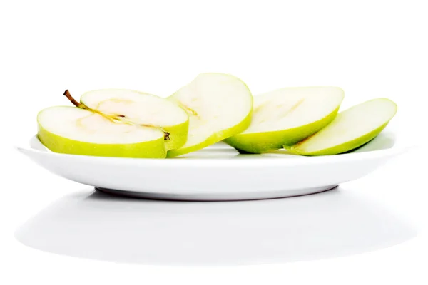 Grüne Äpfel in zwei Hälften unterteilt. — Stockfoto