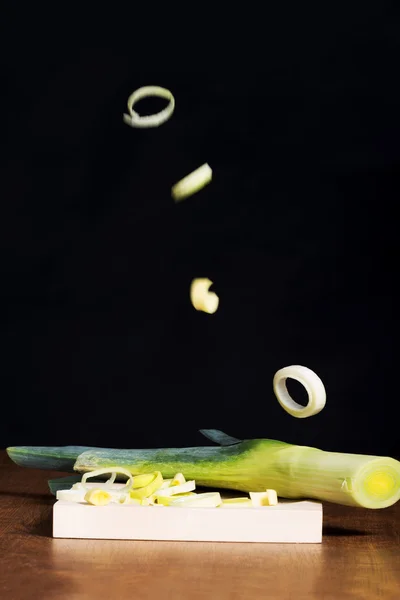 Green, fresh leek and its slices falling down. — Stock Photo, Image