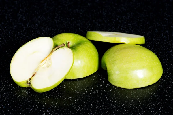 Groene appels in twee gesneden. — Stockfoto