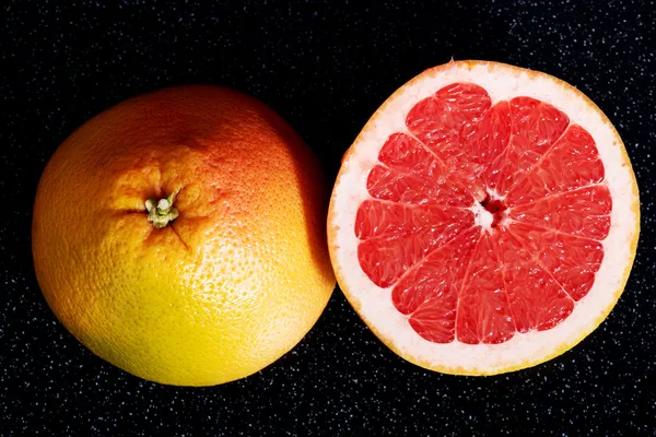 Färsk grapefrukt uppdelad i två delar. — Stockfoto
