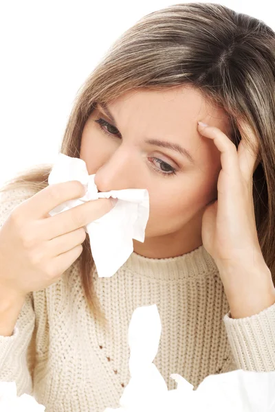 Mujer joven con tejidos llorando o con secreción nasal . — Foto de Stock