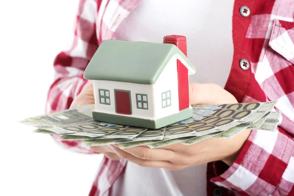 Випадкова жінка тримає гроші і будинок на руках . — стокове фото
