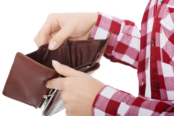 Příležitostné žena ukazující její prázdnou peněženku. — Stock fotografie