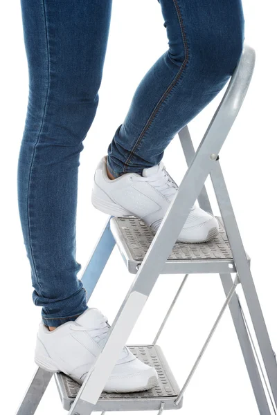 Mujer en jeans en una escalera . —  Fotos de Stock