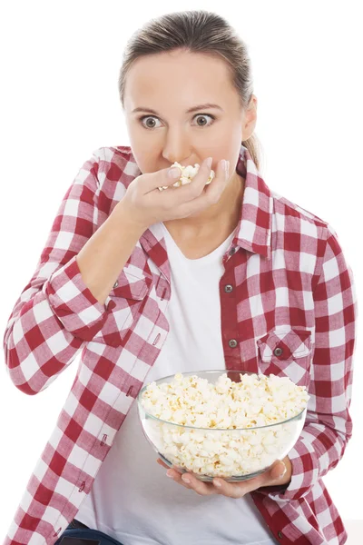 Mujer joven casual comiendo palomitas de maíz . —  Fotos de Stock