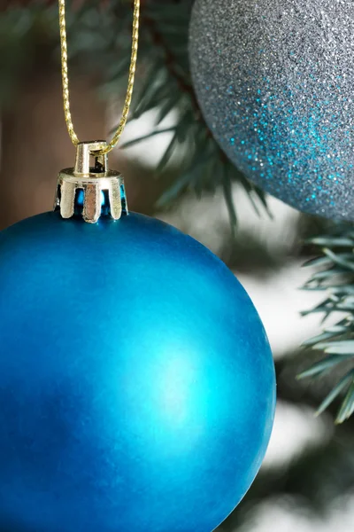 Bolas de Natal entregando uma árvore . — Fotografia de Stock