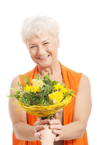 Una anciana con ramo de flores . —  Fotos de Stock