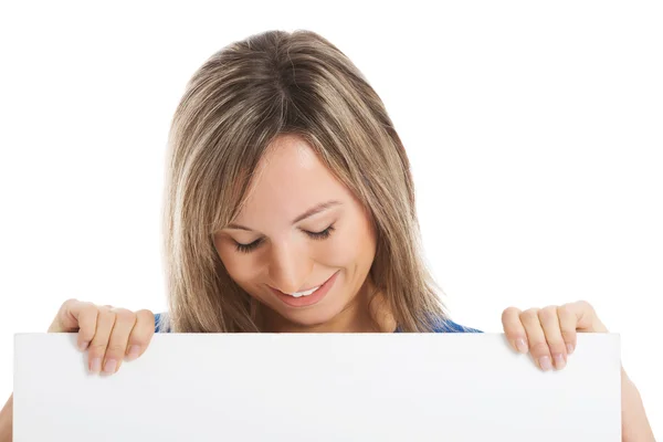 Jovem menina hapy segurando um espaço de cópia . — Fotografia de Stock