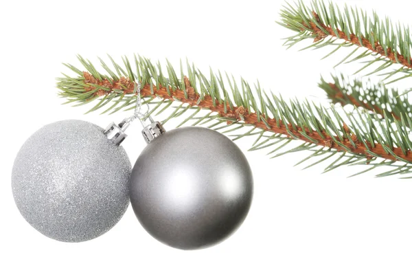 Dos bolas de plata de Navidad colgando de un abeto . —  Fotos de Stock