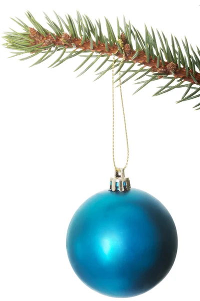 Une boule de Noël séparée remettant un sapin . — Photo