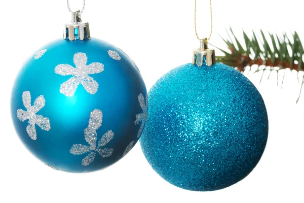 Deux boules de Noël bleues transmettant un sapin . — Photo