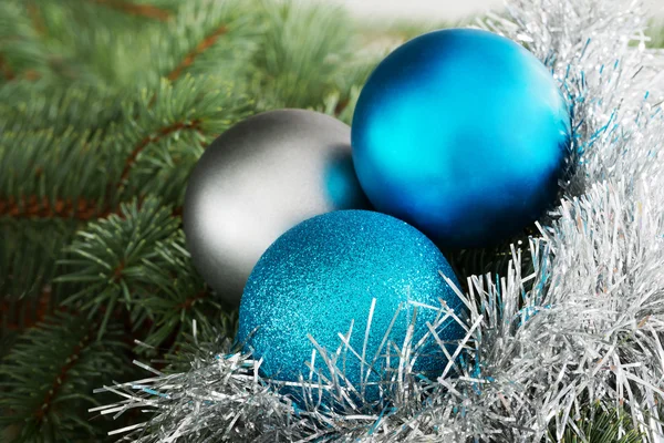 Tres bolas de Navidad en un árbol . — Foto de Stock