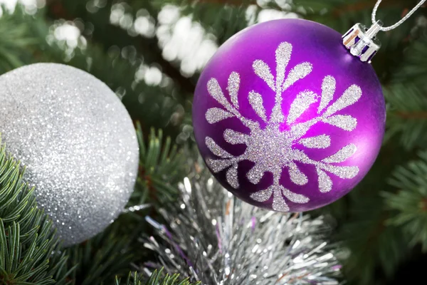 Dos bolas de Navidad cuelgan de un árbol . —  Fotos de Stock