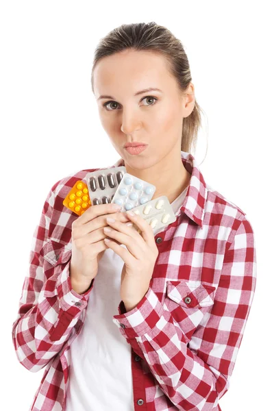 Jovem mulher casual segurando pílulas . — Fotografia de Stock