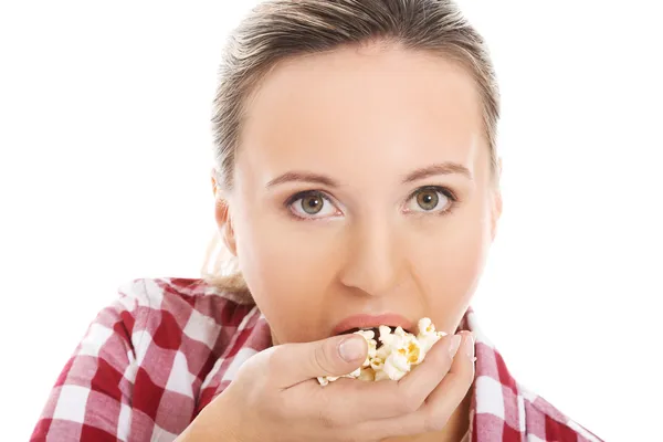 Mujer joven casual comiendo palomitas de maíz . —  Fotos de Stock