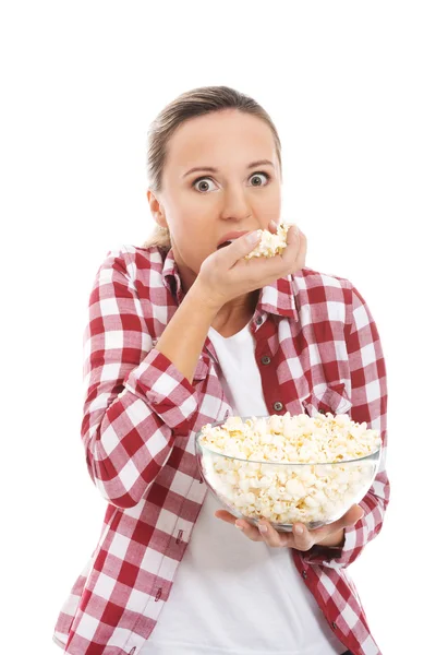 Mladá neformální žena jíst popcorn. — Stock fotografie
