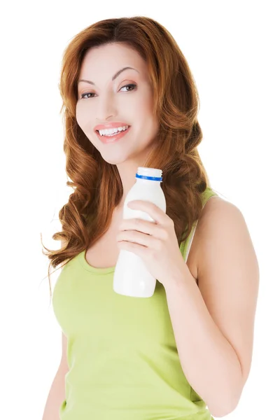 Atractiva mujer sosteniendo botella blanca . — Foto de Stock