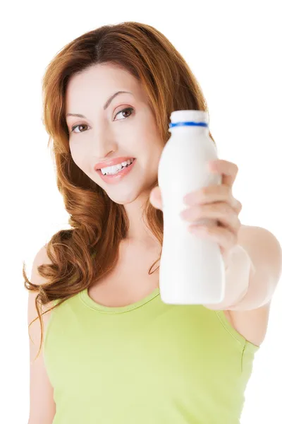 Attraktive Frau mit weißer Flasche. — Stockfoto