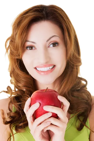 Atractiva mujer casual sosteniendo una manzana . —  Fotos de Stock