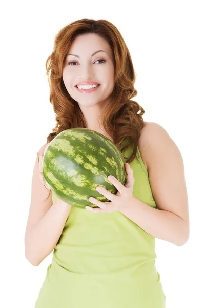 Attraktiv casual kvinna anläggning vattenmelon. — Stockfoto