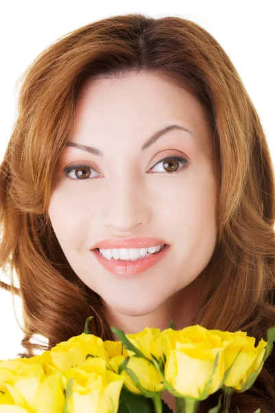 Atractiva mujer casual con rosas amarillas . — Foto de Stock