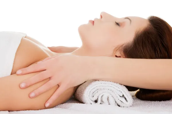 Bella giovane donna rilassata godere di ricevere massaggio facciale — Foto Stock