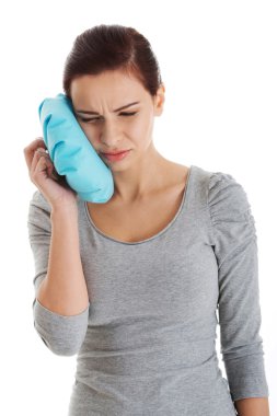 diş ağrısı olan genç casual kadın.