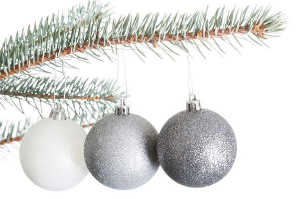 Trois boules de Noël accrochées à une brindille . — Photo