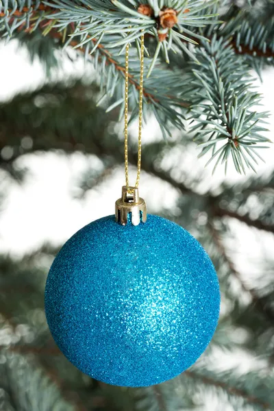 Uma bola de Natal separada entregando um galho . — Fotografia de Stock