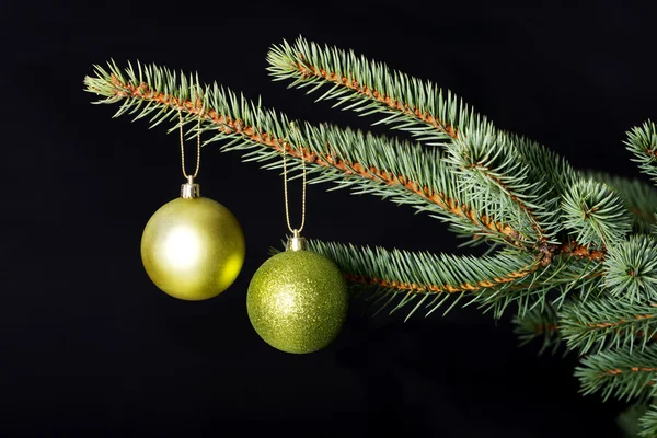 Dos bolas de Navidad colgando de un árbol . —  Fotos de Stock