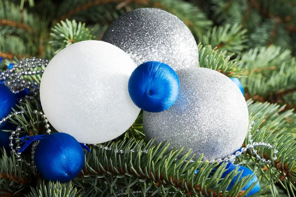 Τρεις Χριστούγεννα μπάλες σε ένα δέντρο. — Φωτογραφία Αρχείου