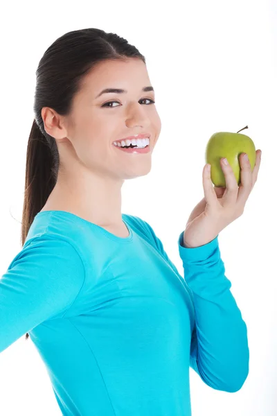 Młoda kobieta dorywczo trzyma jabłko. — Zdjęcie stockowe