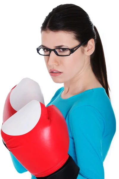 Retrato de una mujer casual con guantes de boxeo . — Foto de Stock