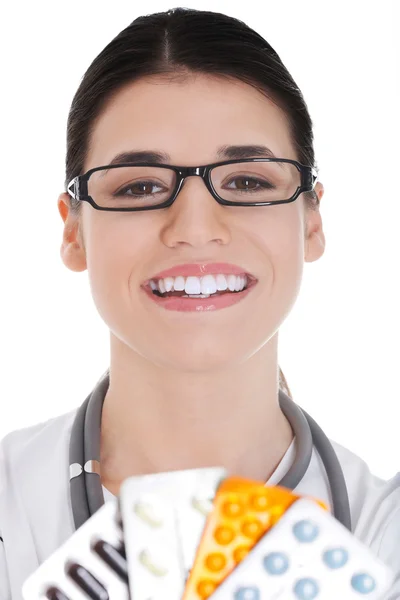 Junge Ärztin mit Pillen. — Stockfoto