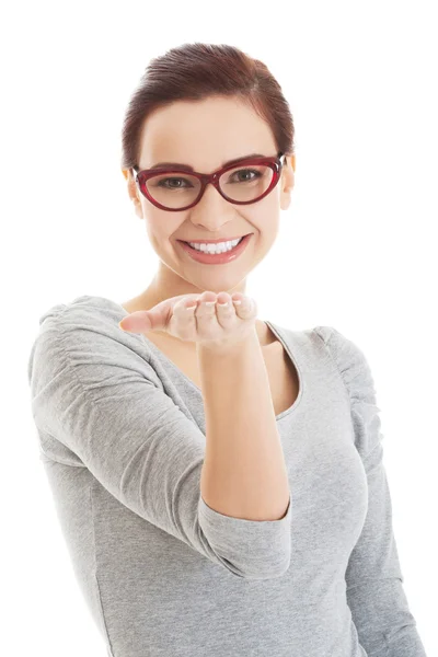 Junge lässige Frau mit offener Handfläche vor. — Stockfoto